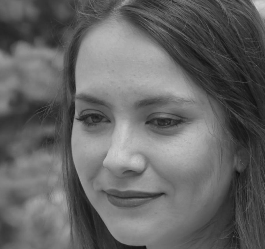 Retrato de Carmen Rodríguez, graduada de GhostAlgorithm