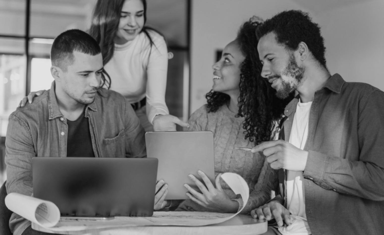 Estudiantes practicando técnicas avanzadas de corte en nuestras modernas instalaciones